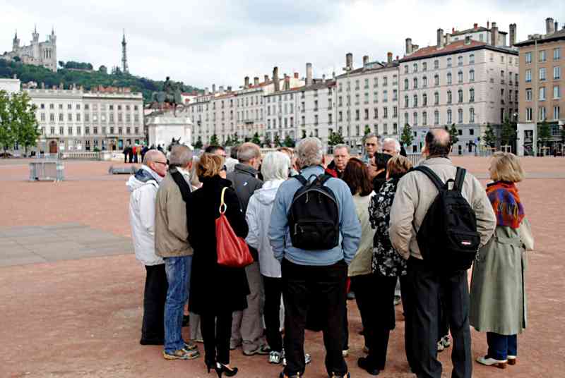 04_DSC_0056 (Sommier).jpg - Constitution des groupes de visite, l'un...